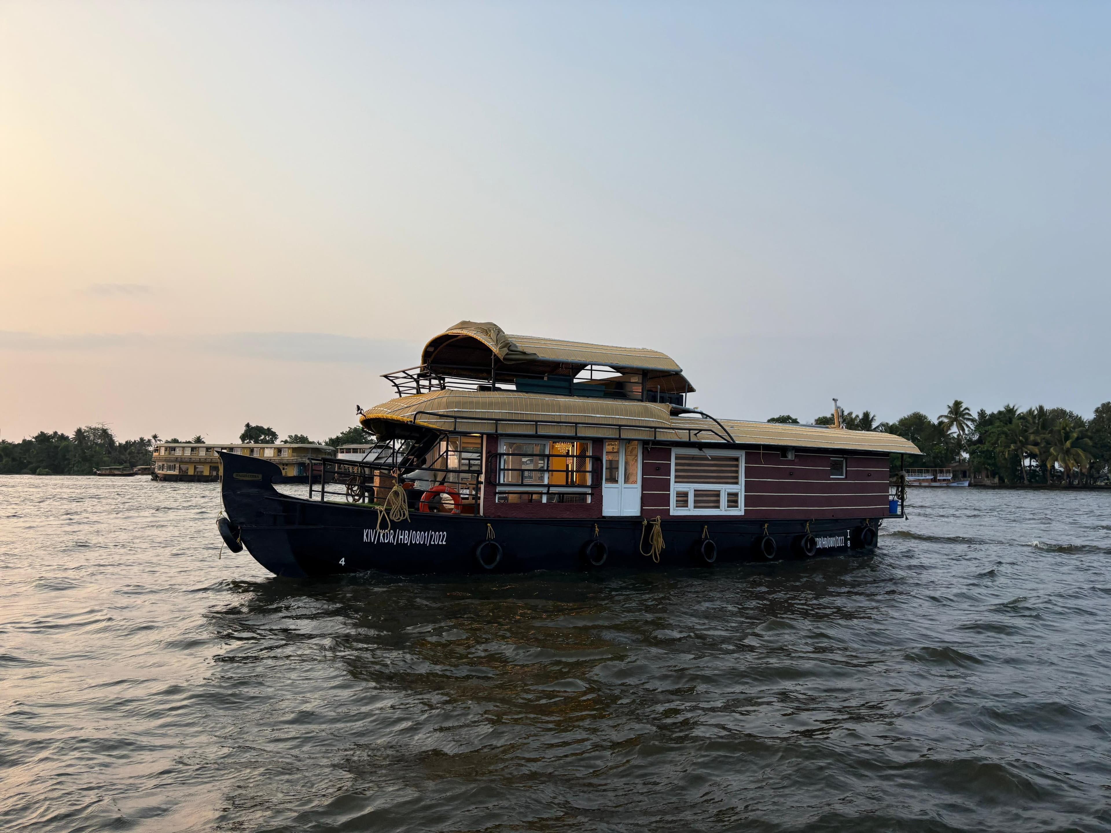 1 Bedroom Houseboat Alleppey Photo 10