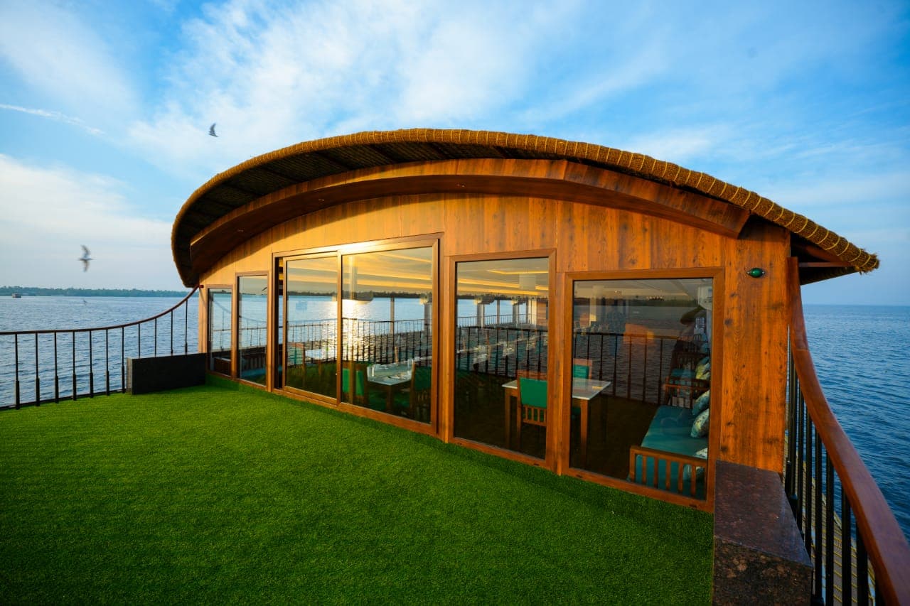 Private en-suite room on a sharing houseboat