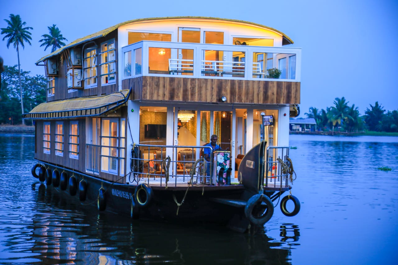5 Bedroom Deluxe Houseboat