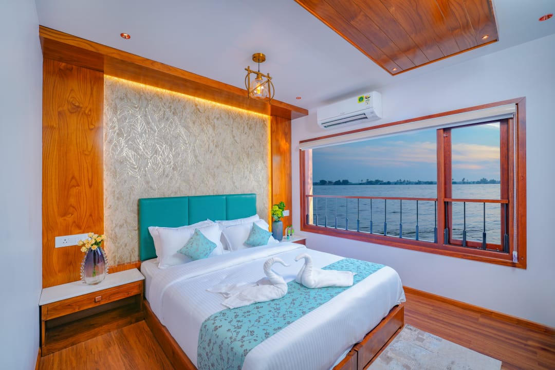 Happy guests on houseboat