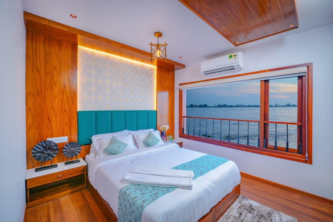 Happy guests on houseboat
