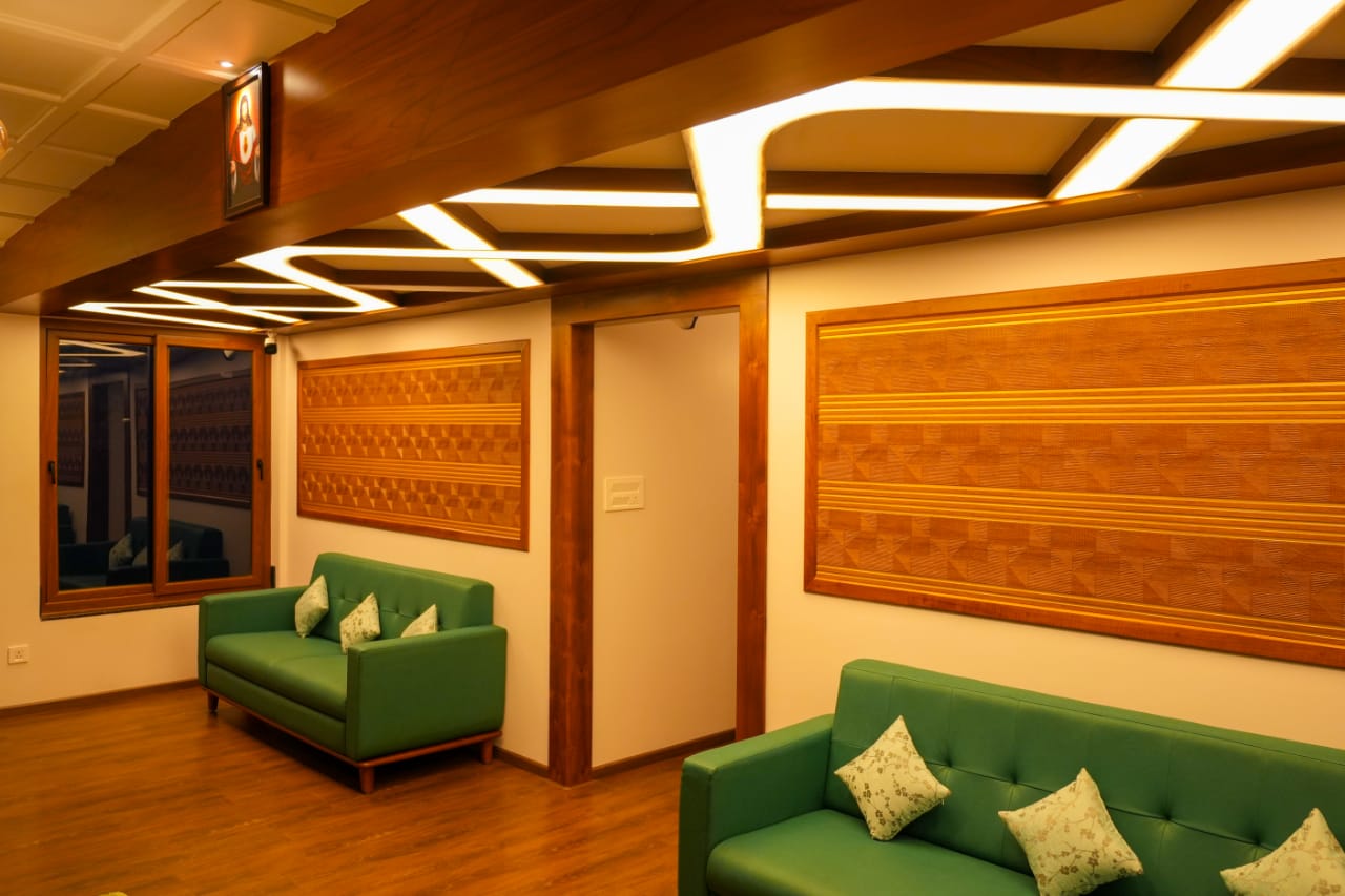 Happy guests on houseboat